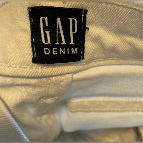 GAP - Super cute and comfy raw edge white denim 5 pocket shorts. Size 28T. - Picture 7 of 10